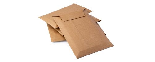 Enveloppes en carton robustes pour l'expédition sécurisée de documents et de petits articles.