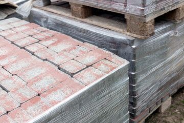 Palettes de briques emballées avec du film plastique pour le transport sécurisé et le stockage.