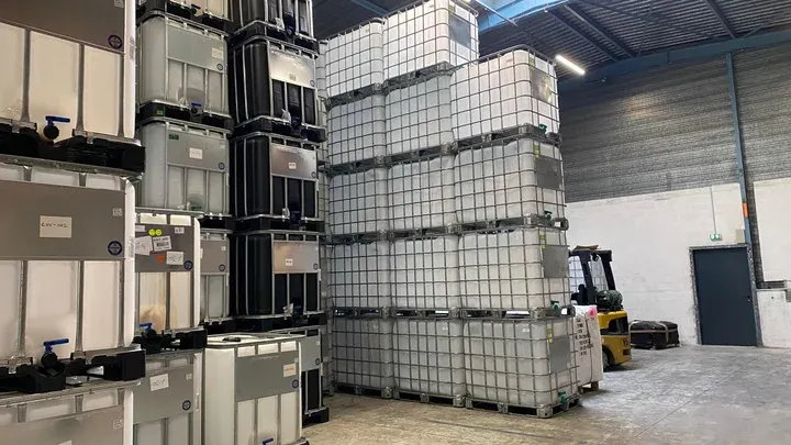 Cuves de 1000 litres proposées par Alternative Packaging pour le stockage et le transport de liquides.