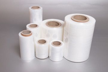 Rouleaux de film plastique transparent de différentes tailles pour l'emballage industriel.