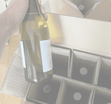 Bouteille de vin emballée dans un carton pour expédition et protection sécurisée.