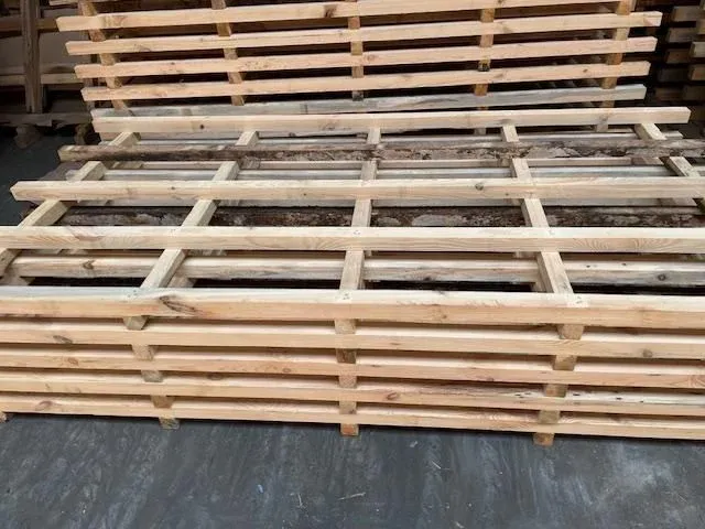 Palette en bois lourde empilée, proposée par Alternative Packaging pour le transport robuste et écologique.
