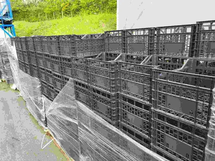 Bacs en plastique empilés, proposés par Alternative Packaging pour le stockage et le transport de marchandises.