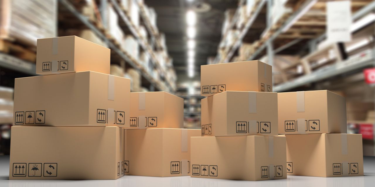 Cartons empilés dans un entrepôt, prêts pour la logistique et l'expédition.