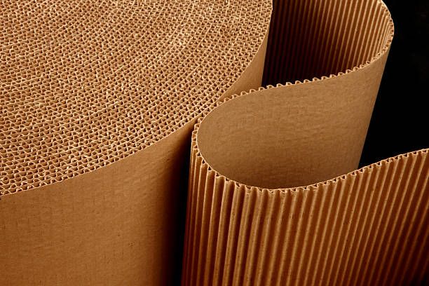 Gros plan sur des rouleaux de carton ondulé utilisés pour l'emballage industriel.