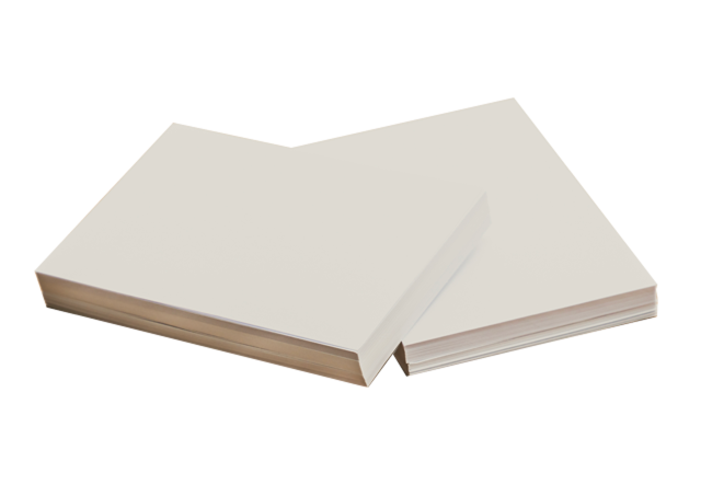Piles de papier blanc pour l'emballage et la protection des produits industriels.